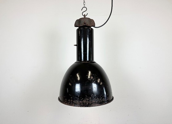 Image 1 of Rostige, industrielle Bauhaus-Hängeleuchte mit schwarzem Emaille, 1930er Jahre
