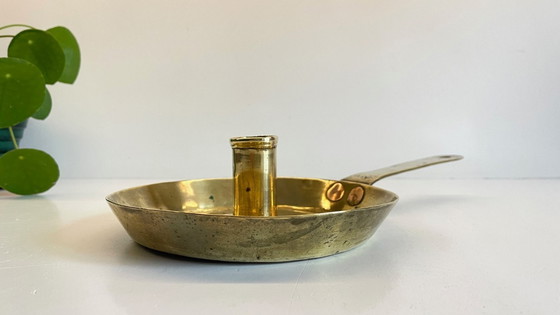 Image 1 of Antiker, niedriger Kerzenleuchter aus massivem Messing