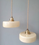 Ensemble de deux suspensions vintage en verre opalin jaune pastel. Design Art Déco.