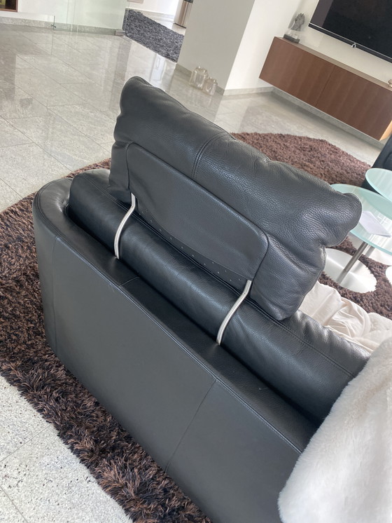 Image 1 of Sofá fresco y atemporal de Nimbus 184 cm negro con 2 cojines de brazos y patas ajustables en cromo cepillado en cuero especial