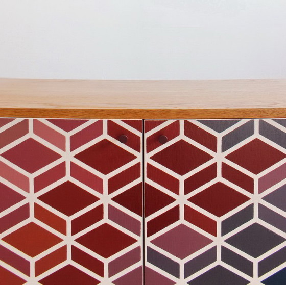 Image 1 of Kast uit het midden van de 20e eeuw met een handgeschilderd geometrisch patroon, kleurrijke vintage uit de jaren 60.