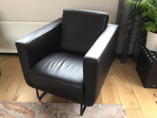 Divano e poltrona Montèl in pelle nera del 2023.