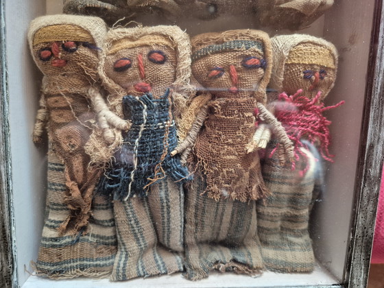 Image 1 of Gran cuadro de 8 muñecas antiguas de Chancay (15 cm) - Perú - En vitrina