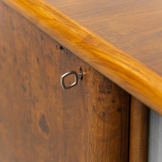 Image 1 of Aparador antiguo de madera de nogal con vetas y detalles decorativos de los años 40.