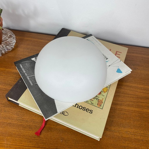 Lámpara de techo antigua o aplique de pared vintage, cristal blanco mate, forma de media luna, 20 cm, años 60-70.