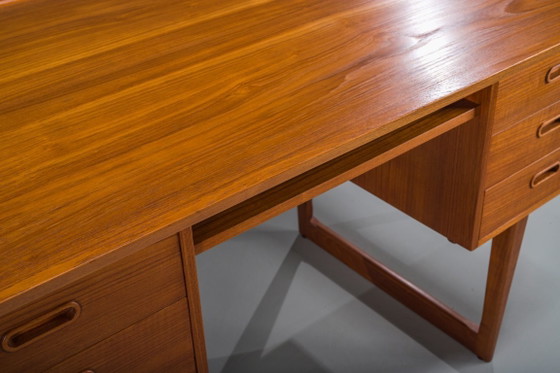Image 1 of Freistehender dänischer Teak-Schreibtisch aus der Mitte des 20. Jahrhunderts mit erhöhter Kante, 1960er Jahre