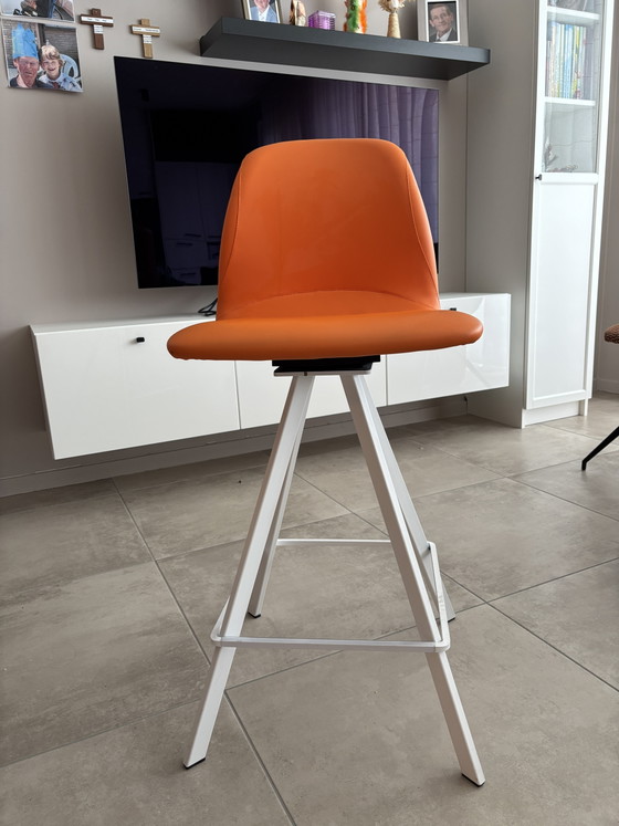 Image 1 of Barkruk met oranje draaiende zit en witte poot