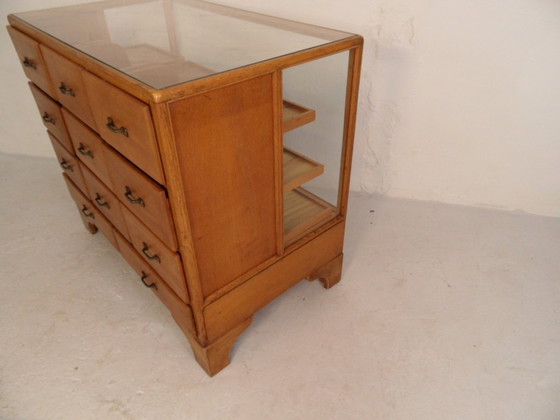 Image 1 of Mostrador antiguo con vitrina de tienda.