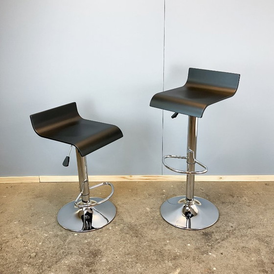 Image 1 of 2 tabourets de bar réglables en hauteur, chrome et contreplaqué courbé, années 1970