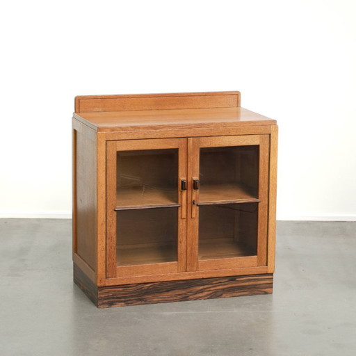 Very nice subtle Dutch oak Amsterdam School cabinet/ Art Deco cabinet with glass doors and beautiful details