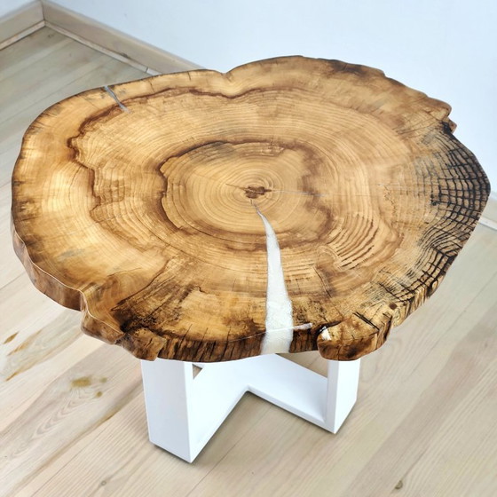 Image 1 of Colombie | Table basse artisanale en frêne avec résine époxy blanc perle