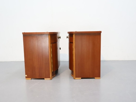 Image 1 of Ensemble de tables de chevet vintage en acajou avec poignées en laiton