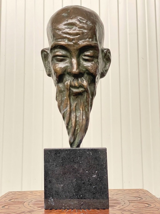 Image 1 of Une sculpture en bronze exceptionnelle représentant un homme asiatique