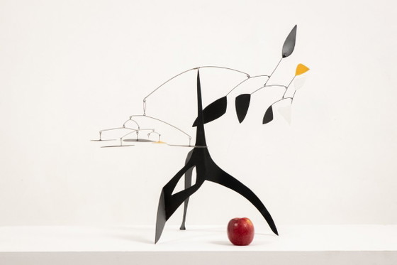 Image 1 of Olivier Vonet. Sculptuur in zwart, geel en wit gelakt metaal. Hedendaags.