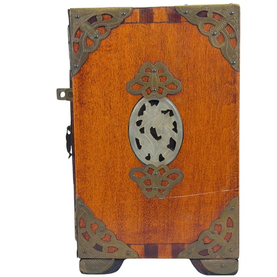 Chinesische Holz-Schmuckschatulle mit geschnitzten Steinplatten und Messingbeschlägen – Dekorative Objekte (photo 7 of 10)