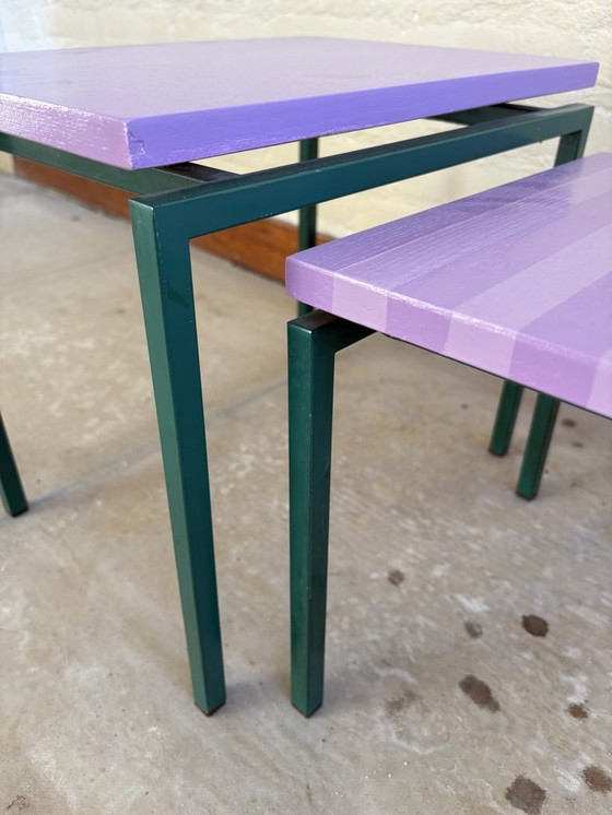 Image 1 of Set aus 2 Beistelltischen / Pflanzentischen, lila gestreift