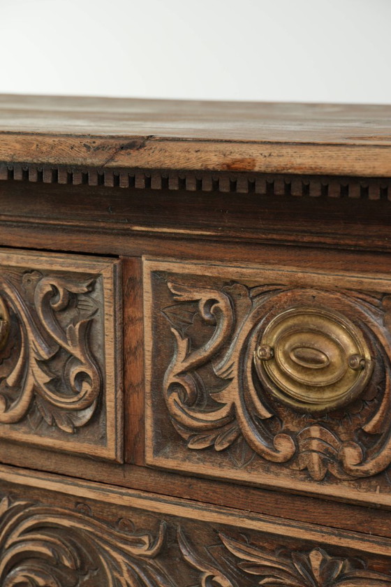 Hermosa cómoda inglesa de roble ricamente tallada del siglo XVIII con detalles únicos y una hermosa pátina (photo 11 of 15)