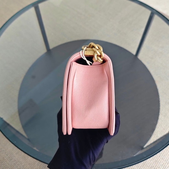 Image 1 of Borsa Chanel Boy Medium - Caviar 25 cm trapuntata rosa chiaro con finiture dorate Serie 25