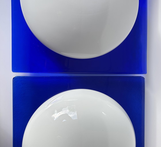 Image 1 of Paire de plafonniers en verre postmodernes, bleu cobalt et blanc opale – années 1980