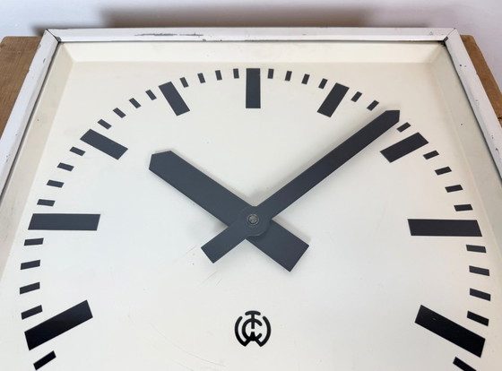 Grande horloge murale carrée blanche de style industriel, de CTW, 1960 – Pendules, Glass, Iron (photo 11 of 19)