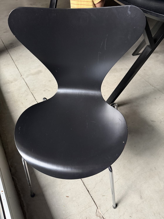 Set van 4 authentieke Fritz Hansen Serie 7 stoelen – Arne Jacobsen – Zwart – Gemaakt in Denemarken (photo 4 of 5)