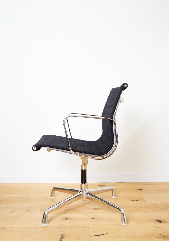 Image 1 of Silla giratoria EA 108 de Charles & Ray Eames para Herman Miller