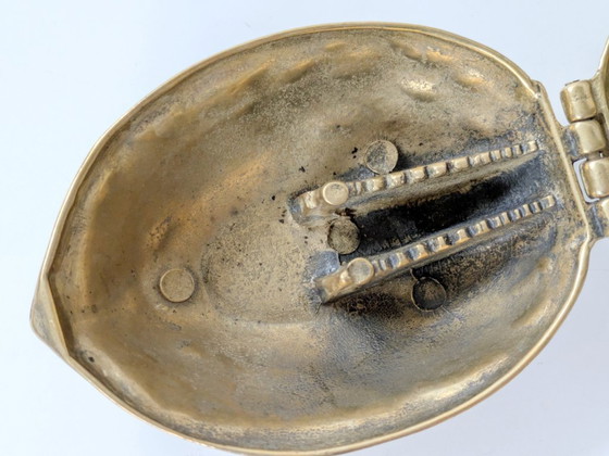 Image 1 of Cascanueces de nogal y latón de mediados de siglo | Decoración navideña de latón macizo