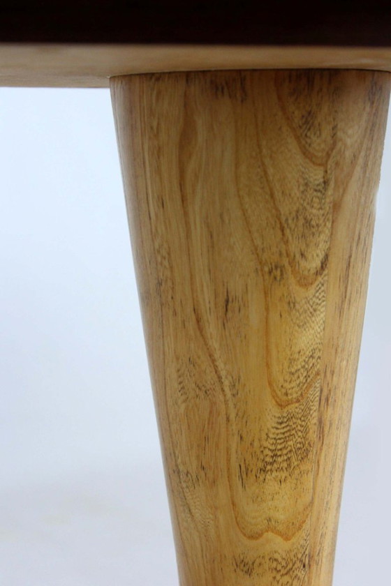 Image 1 of Tavolino da caffè ovale Tulip in noce restaurato, stile Mid-Century Modern di Dřevotvar, anni '60