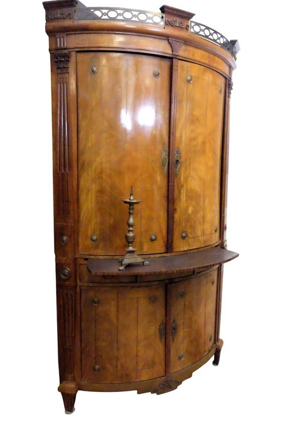 Image 1 of Prachtige 18de eeuwse hoekkast in mahoniehout 