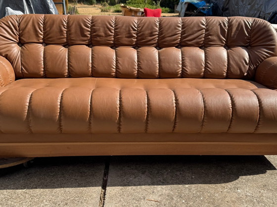 Mid-Century Modern Ungarisches getuftetes Ledersofa, 1970er Jahre – Sofagarnitur, Holz, Mid Century Modern (photo 4 of 5)