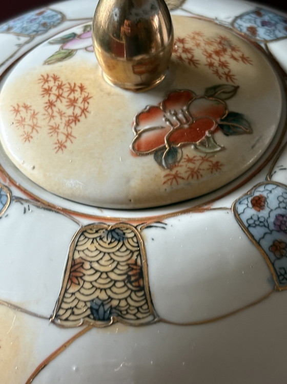 Beautiful Chinese Porcelain Vase With Lid (photo 6 of 12)