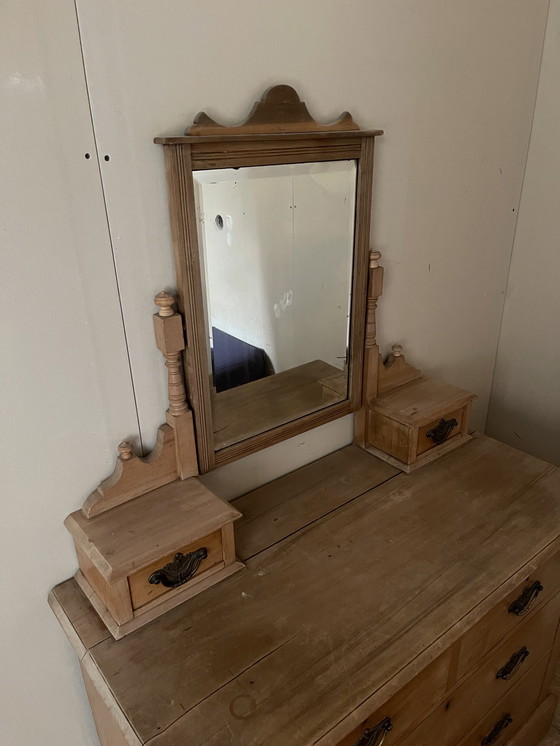 Image 1 of Antiker Kiefernholz-Frisiertisch. 195,00 €