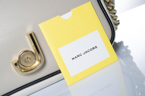 Image 1 of Borsa a tracolla Marc Jacobs, modello J Marc, nei colori beige e nero.