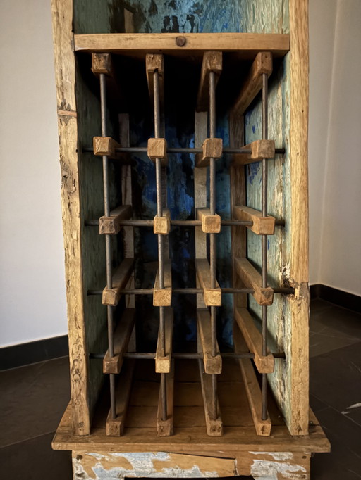 Casier à vin en forme de bateau, fabriqué à partir d'un véritable bateau de pêche.