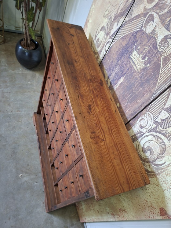 Image 1 of Cassettiera antica, mobile da farmacia, vetrina da negozio, dimensioni: 93x22 e 105 cm di altezza.