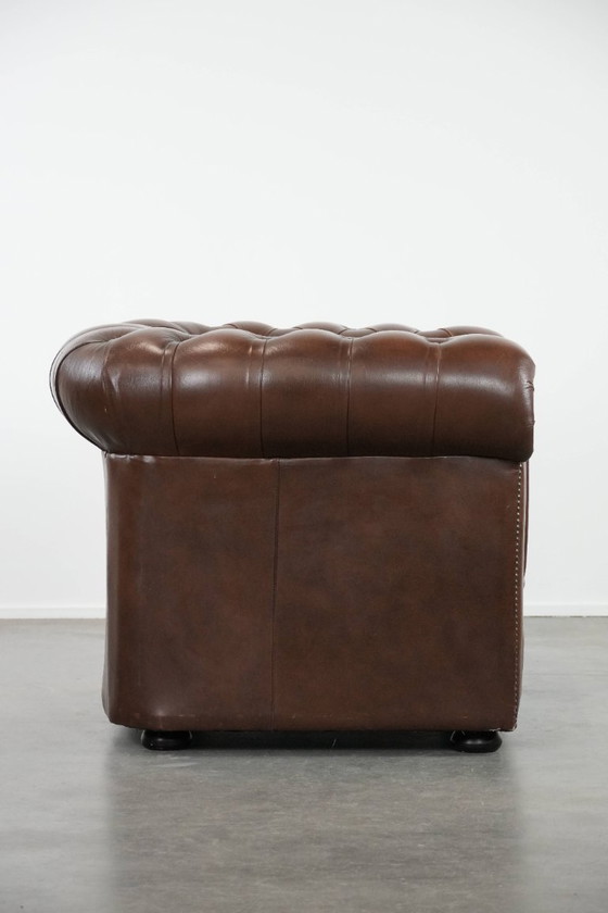 Image 1 of Impresionante sillón Chesterfield de piel de vaca marrón al estilo inglés, acabado con clavos decorativos.