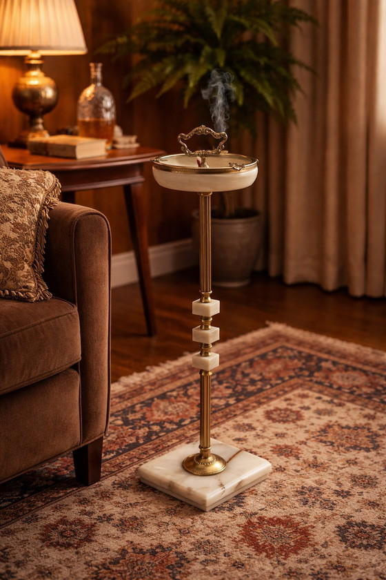 Image 1 of Klassischer Aschenbecher auf Onyxständer – im Hollywood-Regency-Stil