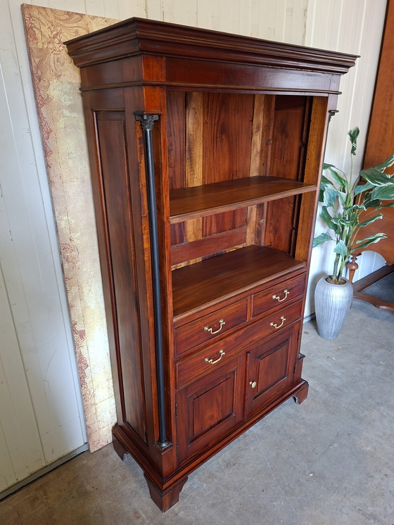Image 1 of Klassisches Mahagoni-Bücherregal, Vitrine mit Schubladen, Empire-Stil. Maße: 104 x 42 cm und 170 cm hoch.