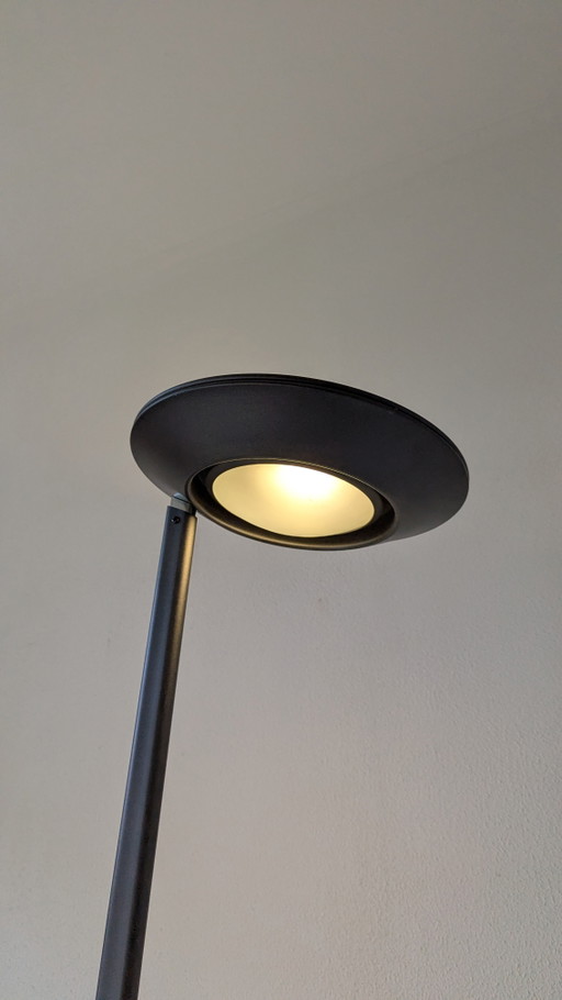 Metalarte zwarte stalen vloerlamp, gemaakt in Spanje.