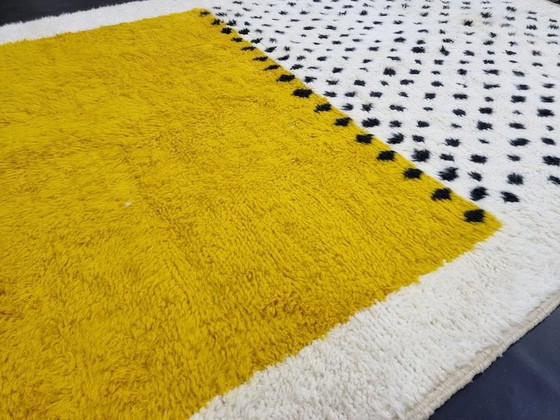 Image 1 of Tappeto berbero marocchino tradizionale, fatto a mano, di colore giallo, 150/250 cm.