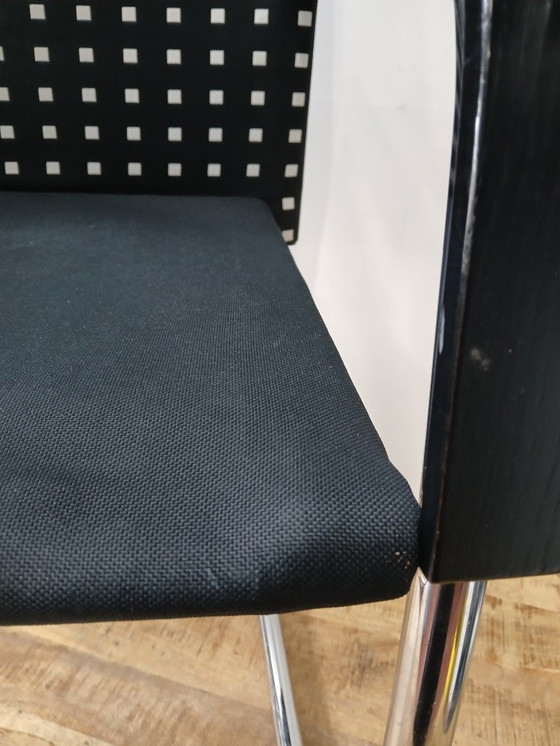 Image 1 of 6 sillas de conferencia Vitra AC3, color negro y cuadros blancos