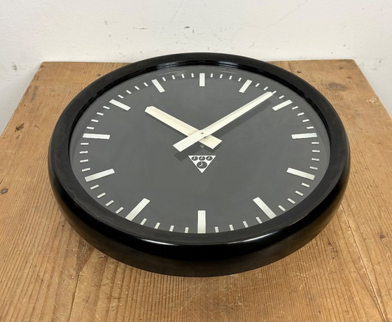 Image 1 of Orologio da parete industriale in bachelite di Pragotron, anni '70