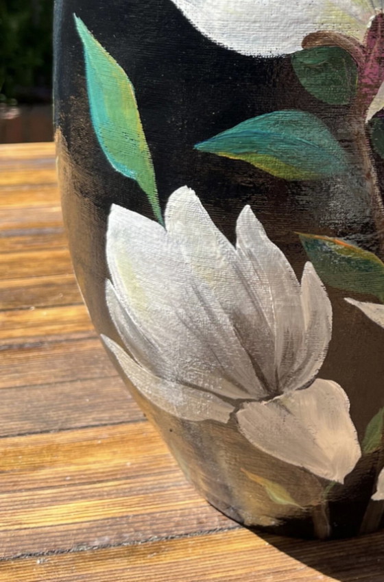 Image 1 of Handbemalte Vase 'Magpies'.