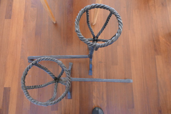 Image 1 of Paire de grands fers à repasser ou boules à feu en fer forgé (Andier)