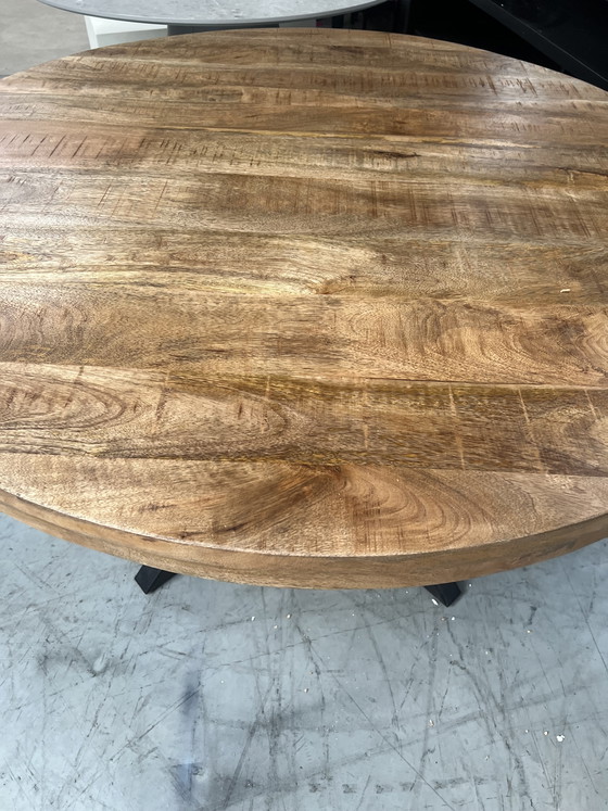 Image 1 of Table de salle à manger ronde de 130 cm en bois de manguier avec pieds en acier araignée