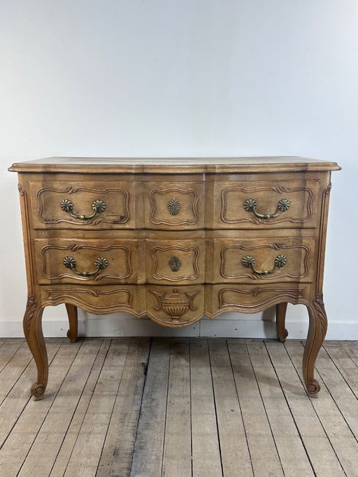 Commode de style Louis XV en bois sculpté