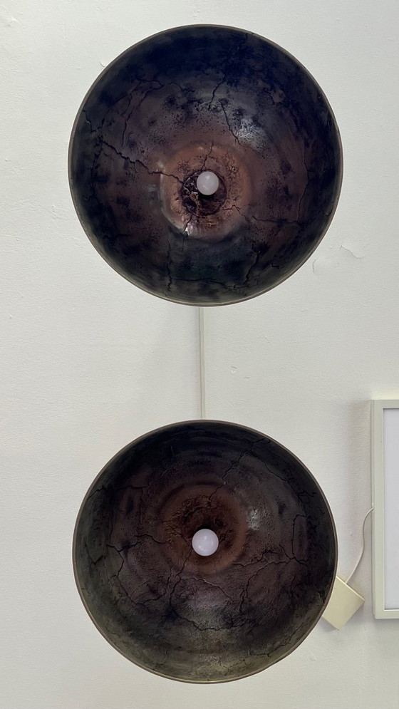 Set aus 2 Großen Industriellen Pendelleuchten ‘Globe’ mit Gravierter Weltkarte – Nickel / Silber – Aluminium (photo 3 of 11)