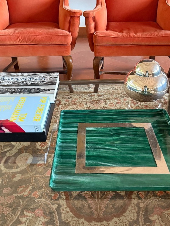 Image 1 of Hollywood Regency dienblad van hars en messing met malachieteffect, Italië, jaren 70.