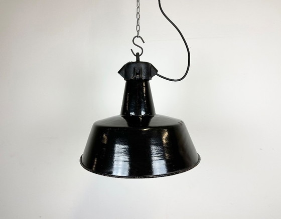 Image 1 of Industrielle Fabriklampe aus schwarzem Emaille mit gusseisernem Aufsatz, 1960er Jahre