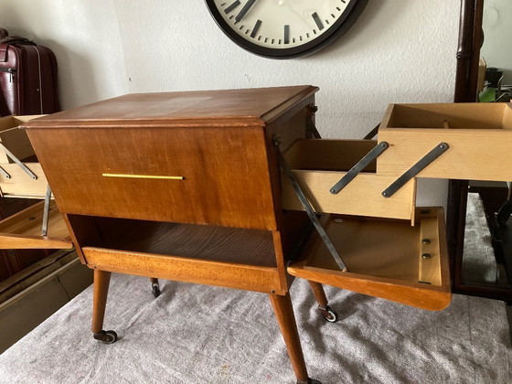 Image 1 of Vintage naaikar uit de jaren 60 - naaitafel - naaikast - op wielen - 3520 - Erzgebirge